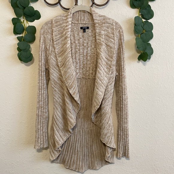 SOLD❣️❣️Vintage Y2K Tan Long Open Waterfall Ruffled Knit Cardigan✨ - Picture 2 of 6